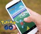 Мобильный телефон с установленного приложения и играть в игры Pokémon GO